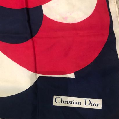 Christian DIOR Christian DIOR
Carré de soie à décor bleu, blanc rose
(usures)