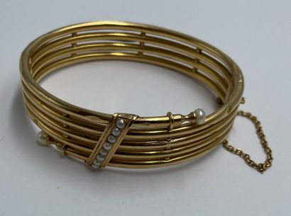 BRACELET jonc en or jaune 18K (750 millièmes) 5 rangs orné de perles de culture BRACELET...