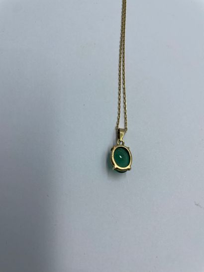 PENDENTIF en or 14K (585 millièmes) serti d'une pierre verte en cabochon et CHAINE...