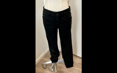 Lot comprenant : Lot comprenant : 
- BOSS
PANTALON jeans noir slim leg
T. 36
-Agnès...