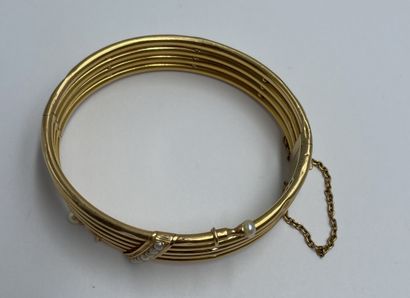 BRACELET jonc en or jaune 18K (750 millièmes) 5 rangs orné de perles de culture BRACELET...