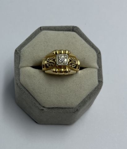 BAGUE en or jaune et or blanc 18K (750 millièmes) orné d’un petit brillant 0,05 carat...