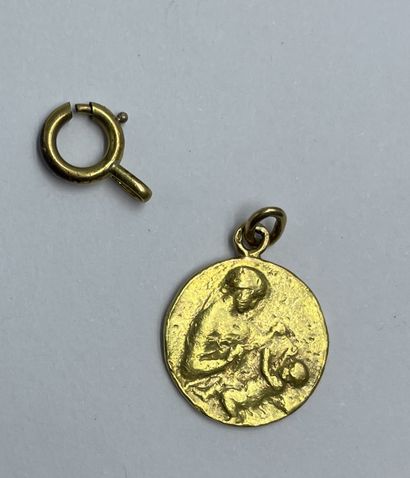 MEDAILLE jaune 18K (750 millièmes) gravé Gisèle Kolb DC MEDAILLE jaune 18K (750 millièmes)...