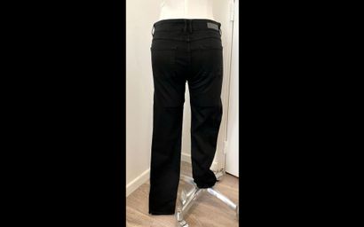 Lot comprenant : Lot comprenant : 
- BOSS
PANTALON jeans noir slim leg
T. 36
-Agnès...