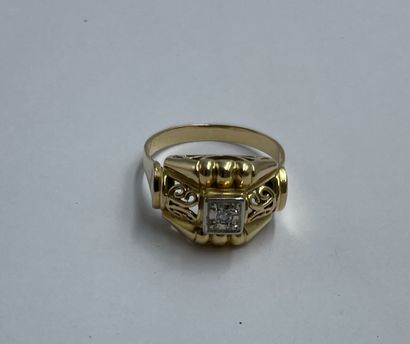 BAGUE en or jaune et or blanc 18K (750 millièmes) orné d’un petit brillant 0,05 carat...