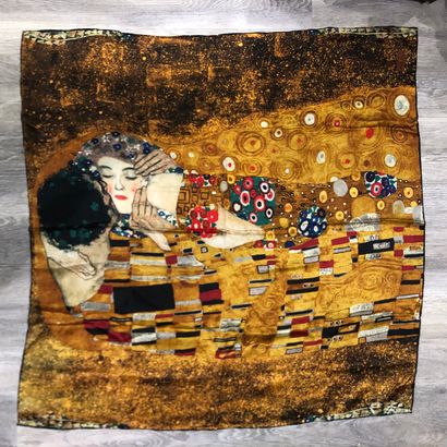 Carré en soie à décor du baiser de Klimt Carré en soie à décor du baiser de Klim...