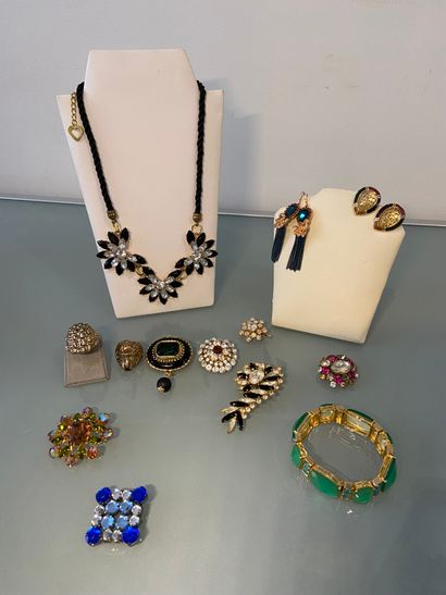 BIJOUX FANTAISIE Lot of costume jewelry in gold metal including: a necklace, two...