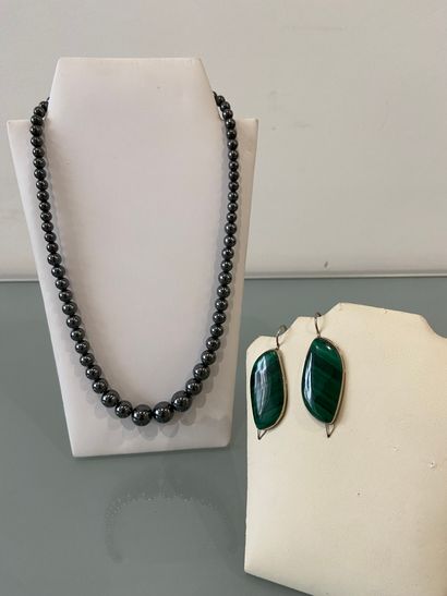 BIJOUX FANTAISIE Black pearl necklace and a pair of malachite pendant earrings