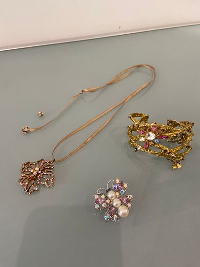 BIJOUX FANTAISIE Lot of costume jewelry: cuff bracelet with charms, butterfly brooch,...