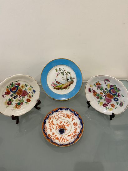 LOT PORCELAINES Lot d'assiettes en porcelaine signée de l'atelier Jacob Petit : assiette...