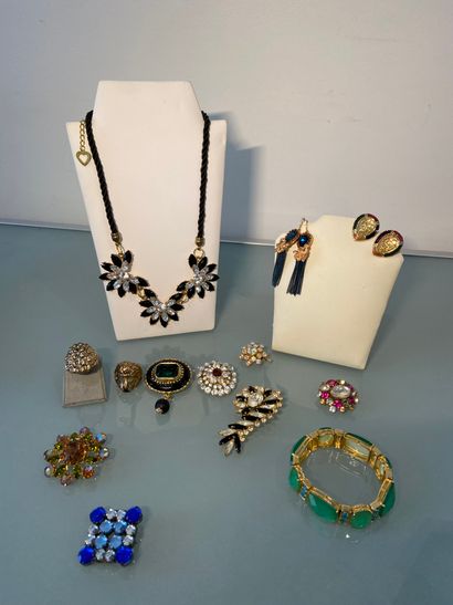 BIJOUX FANTAISIE Lot of costume jewelry in gold metal including: a necklace, two...