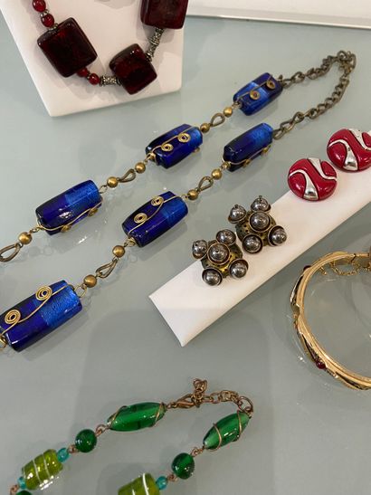 BIJOUX FANTAISIE Lot of costume jewelry including: a blue glass paste necklace, a...