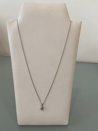 Chaine en or gris 18K 18K white gold chain with small diamond pendant
gross weight:...