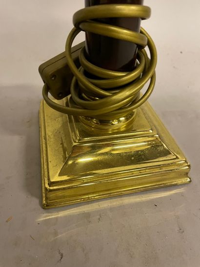 null Suspension en bronze doré à trois lumières et pied de lampe colonne
En l'ét...
