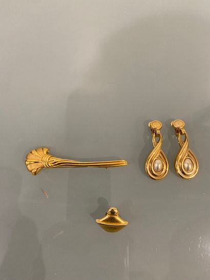 LANVIN. GUERLAIN LANVIN. GUERLAIN
Gilded metal brooch signed and a pair of ear clips...