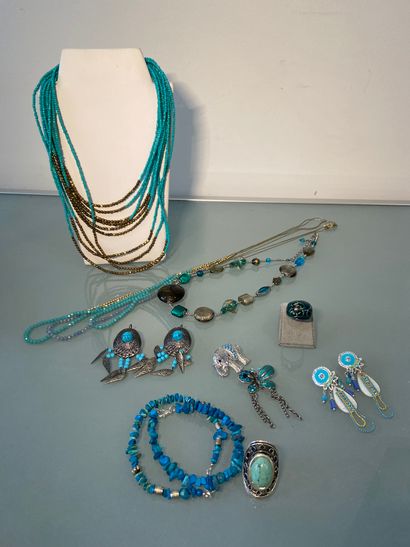 BIJOUX FANTAISIE Lot of fancy jewelry in silver metal in turquoise tones including...