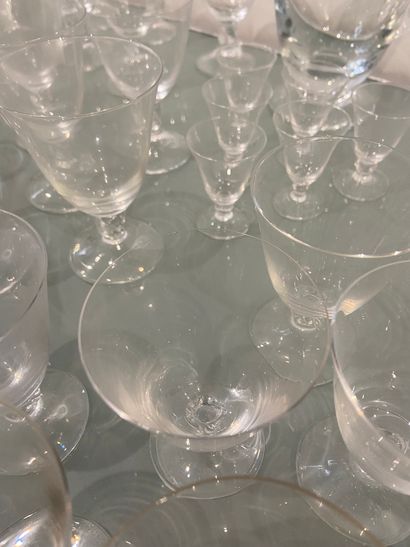 DAUM Service de verres DAUM composé de : 10 flutes, carafe, 9 verres à vin rouge...