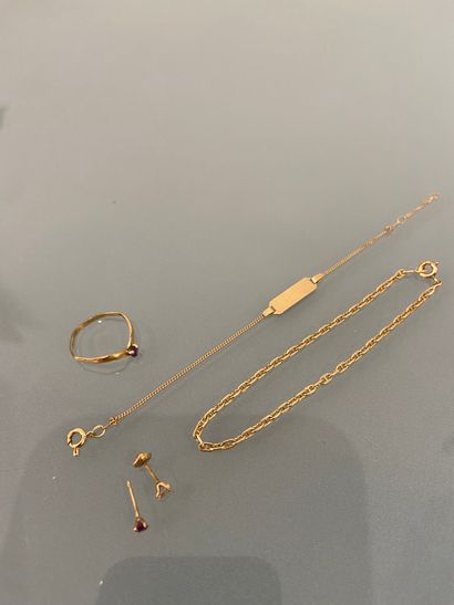 LOT D'OR jaune 18K LOT OF 18K yellow gold: a child's bracelet with boat link; a child's...