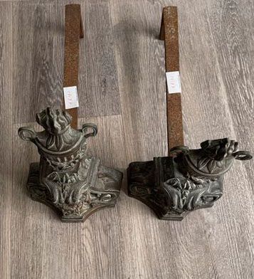 CHENETS DEUX CHENETS en bronze et régule patiné à décor de cassolette et guirlande...