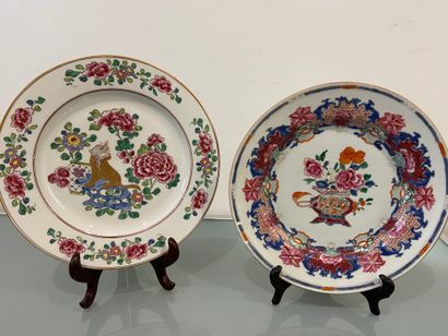 null CHINE XIXème siècle
Deux assiettes en porcelaine au décor des émaux de la famille...