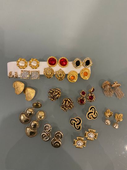 BIJOUX FANTAISIE FANTAISIE JEWELRY : 16 gold metal ear clips, fancy stones and o...
