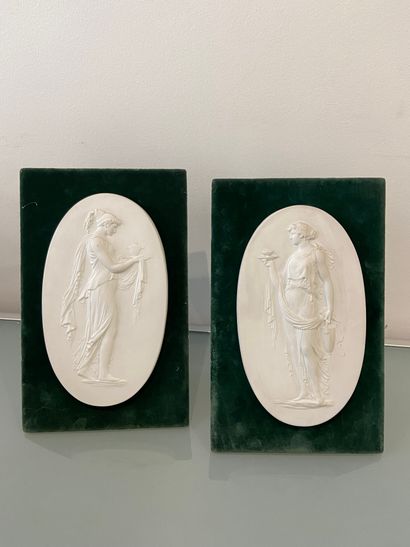 null Deux plaques ovales en biscuit à décor de femme à l’antique
Travail moderne...