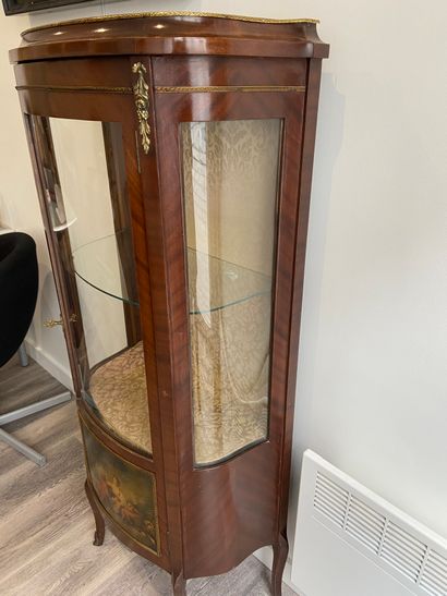 VITRINE Vitrine en bois de placage de style Louis XV ouvre par une porte vitrée avec...