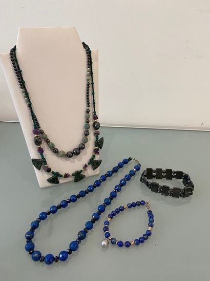 BIJOUX FANTAISIE Lot of costume jewelry including a lapis lazulli necklace and a...