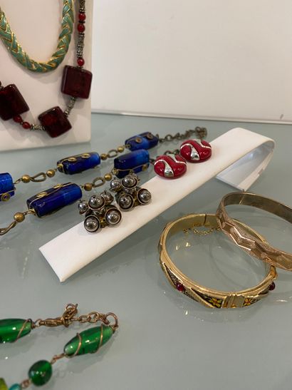 BIJOUX FANTAISIE Lot of costume jewelry including: a blue glass paste necklace, a...
