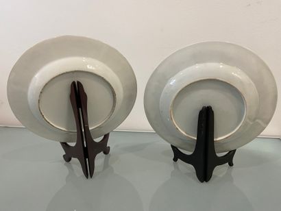 null CHINE XIXème siècle
Deux assiettes en porcelaine au décor des émaux de la famille...