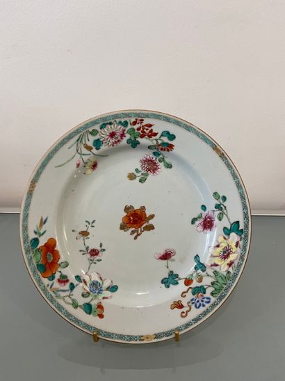 ASIE Assiette en porcelaine de Chine, XVIIIème siècle, bordure bleue
Diamètre 22,5...