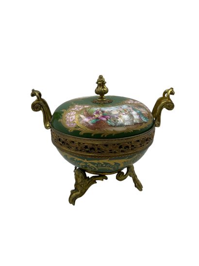 SÈVRES - BONBONNNIÈRE en porcelaine décor floral et monture en bronze doré SÈVRES...
