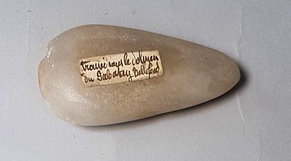 CURIEUSE HACHE POLIE portant l’inscription «Trouvé sous le dolmen du Sabatey Bellefond»...