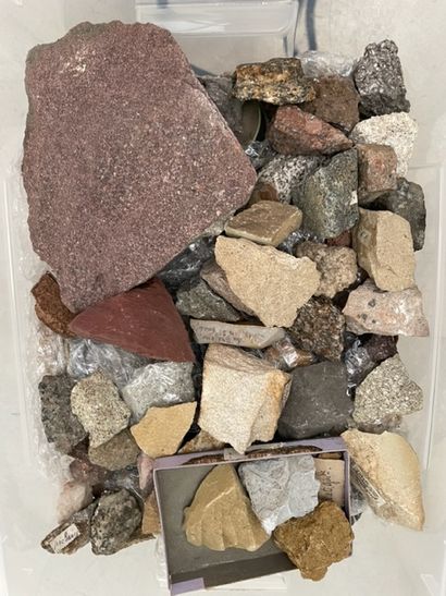 UNE CAISSE DE GÉOLOGIE, différents minéraux, appartenant à une collection fin XIXe...