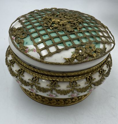 SÈVRES - BONBONNNIÈRE en porcelaine et monture en bronze doré décor dans des cartouches...