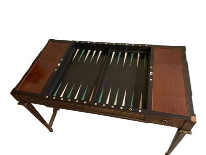 TABLE TRIC-TRAC BI-FACE en bois de placage marqueté, bronze diré et laiton. elle...