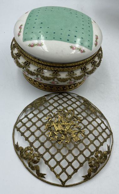 SÈVRES - BONBONNNIÈRE en porcelaine et monture en bronze doré décor dans des cartouches...