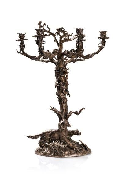 IMPORTANT CHANDELIER en bronze patiné argenté et brun à décor de deux chins sous un arbre à six bras de lumières
