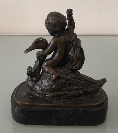 Enfant sur un canard Enfant sur un canard
Epreuve en bronze patiné reposant sur un...