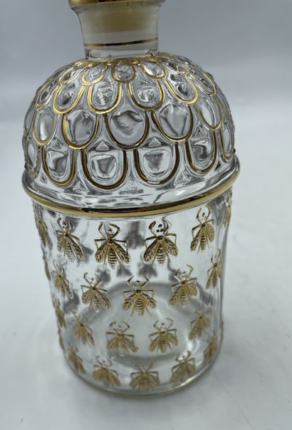 GUERLAIN GUERLAIN 
Flacon en verre, modèle « abeilles dorées », bouchon plasti-émerisé....
