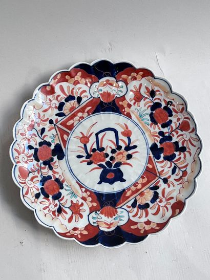 null ASSIETTE en porcelaine à décor Imari 
XIXe siècle
D : 31 cm 
(petite usures...