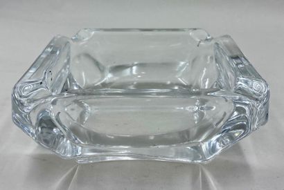 null CENDRIER en cristal moulé
H: 5,5 - L: 14,5 - P: 15 cm
(usures, rayures)