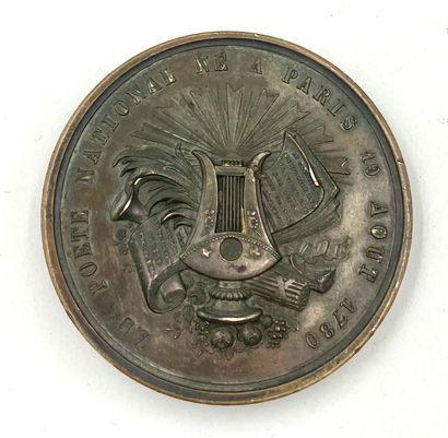 null Lot comprenant:
Une plaque en métal doré ronde avec une représentation d'un...