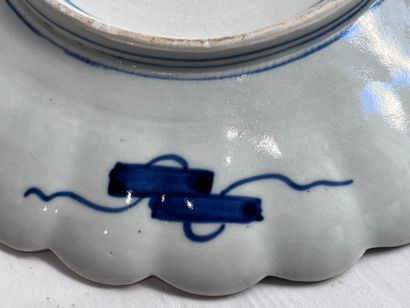 null ASSIETTE en porcelaine à décor Imari 
XIXe siècle
D : 31 cm 
(petite usures...