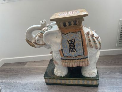 null SELLETTE BOUT DE CANAPE en céramique émaillée représentant un éléphant
XXe siècle
H:...