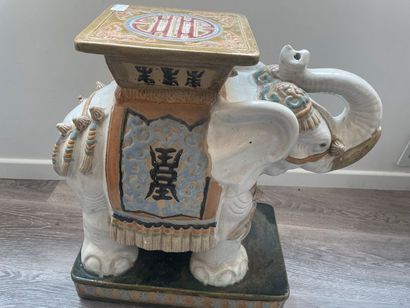 null SELLETTE BOUT DE CANAPE en céramique émaillée représentant un éléphant
XXe siècle
H:...