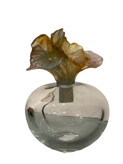 null DAUM France
FLACON en cristal et bouchon en pâte de verre moulé forme florale
H:...