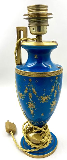null VASE à l'antique en porcelaine émaillée bleue et or à décor de guirlandes de...