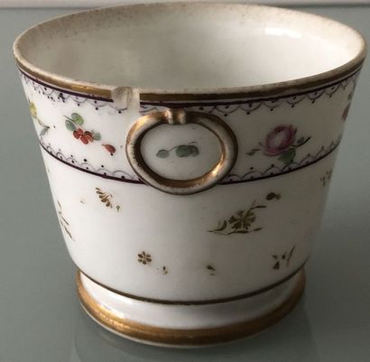 null DEUX PETITS CACHE-POTS en porcelaine à décor floral polychrome et doré et dessous...