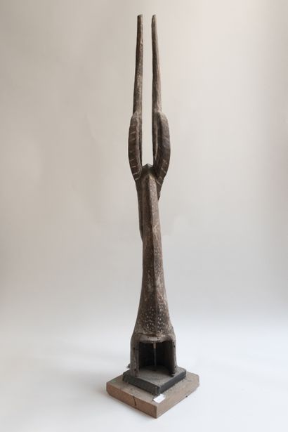 CIMIER KURUMBA, BURKINA FASO Bois à patine brune, pigments
H. 118 cm
Haut cimier...